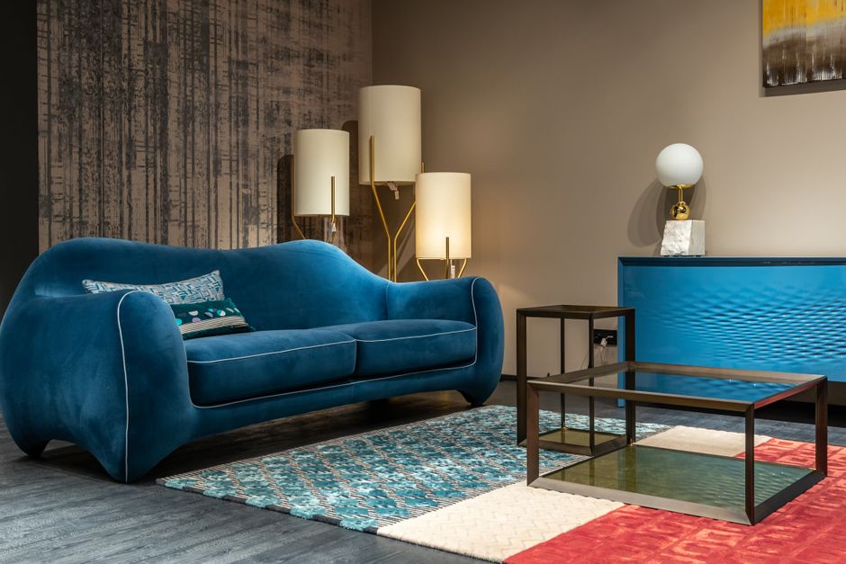 Elegantan interijer s plavom sofom i modernim detaljima uređenja