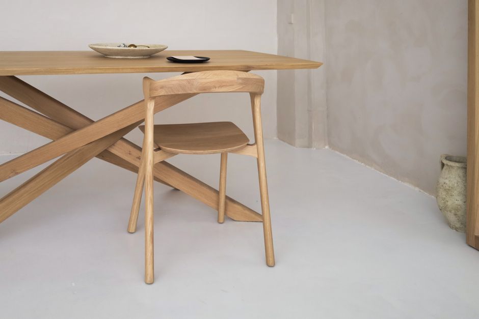 Elegantna minimalistička blagovaonica s drvenim stolom i stolicom modernog dizajna